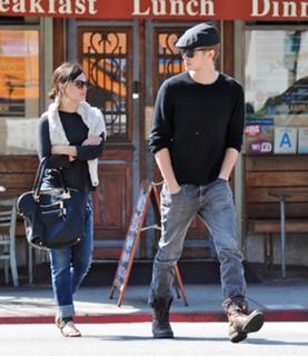 Rachel Bilson feet photo thumbnail