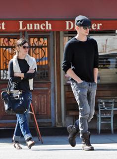 Rachel Bilson feet photo thumbnail