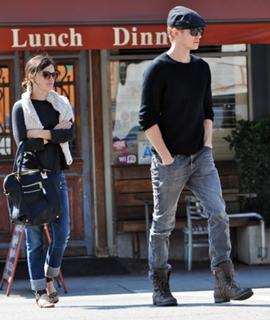 Rachel Bilson feet photo thumbnail