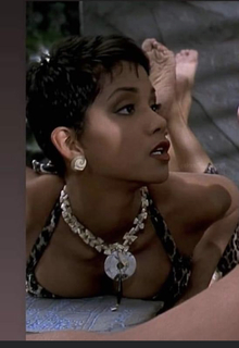 Halle Berry feet photo thumbnail