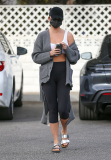 Chrissy Teigen feet photo thumbnail