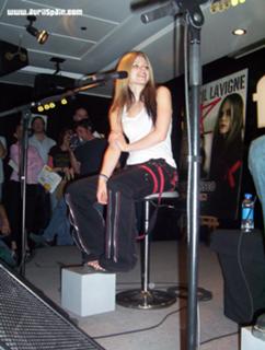 Avril Lavigne feet photo thumbnail