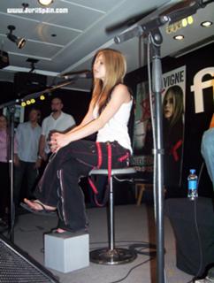 Avril Lavigne feet photo thumbnail