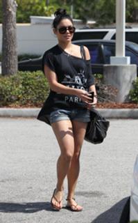 Vanessa Hudgens feet photo thumbnail