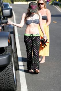 Avril Lavigne feet photo thumbnail