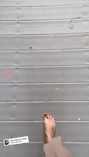 Sarah Michelle Gellar feet photo thumbnail