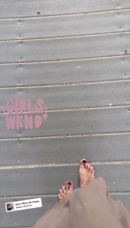 Sarah Michelle Gellar feet photo thumbnail