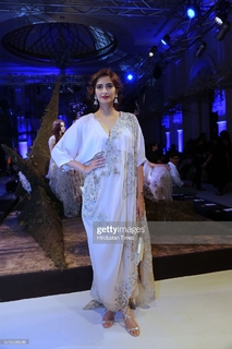 Sonam Kapoor feet photo thumbnail