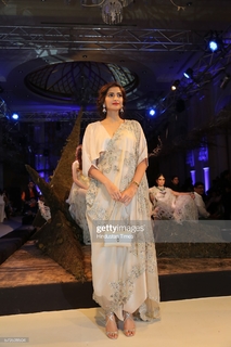 Sonam Kapoor feet photo thumbnail