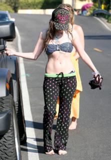 Avril Lavigne feet photo thumbnail