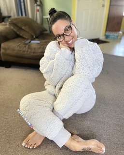 Deedee Rican feet photo thumbnail