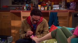 Kaley Cuoco feet photo thumbnail