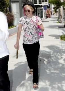 Avril Lavigne feet photo thumbnail