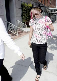 Avril Lavigne feet photo thumbnail