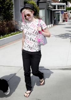 Avril Lavigne feet photo thumbnail