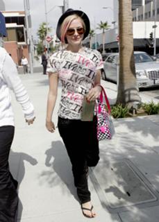 Avril Lavigne feet photo thumbnail