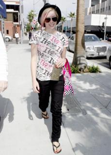 Avril Lavigne feet photo thumbnail