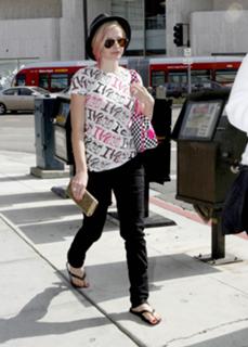 Avril Lavigne feet photo thumbnail
