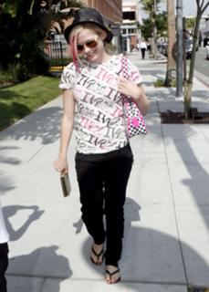 Avril Lavigne feet photo thumbnail