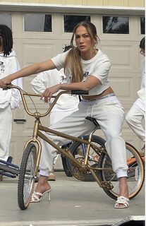 Jennifer Lopez feet photo thumbnail