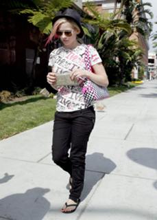 Avril Lavigne feet photo thumbnail