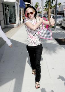 Avril Lavigne feet photo thumbnail