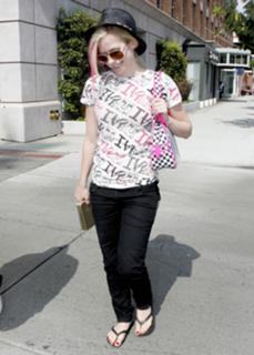 Avril Lavigne feet photo thumbnail