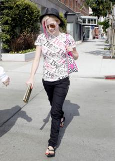 Avril Lavigne feet photo thumbnail
