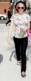 Avril Lavigne feet photo thumbnail
