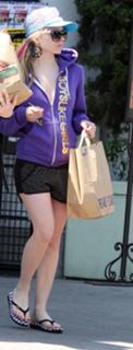 Avril Lavigne feet photo thumbnail