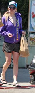 Avril Lavigne feet photo thumbnail