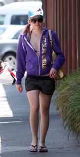 Avril Lavigne feet photo thumbnail