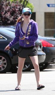 Avril Lavigne feet photo thumbnail