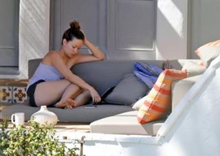 Olivia Wilde feet photo thumbnail