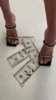 Karlie Kloss feet photo thumbnail