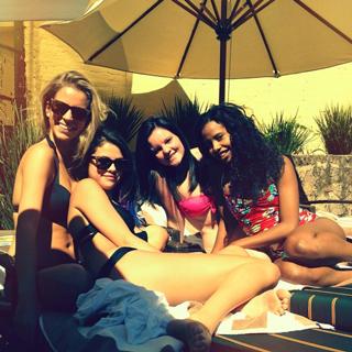 Selena Gomez feet photo thumbnail