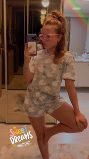 Larissa Manoela feet photo thumbnail