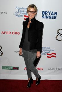 Julie Bowen feet photo thumbnail
