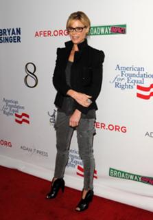 Julie Bowen feet photo thumbnail