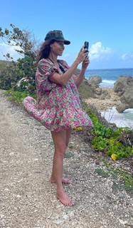 Minnie Driver feet photo thumbnail