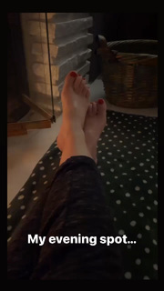 Angela Kinsey feet photo thumbnail