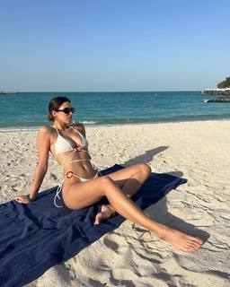 Iris Mittenaere feet photo thumbnail