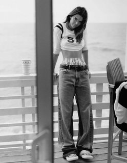 Kendall Jenner feet photo thumbnail