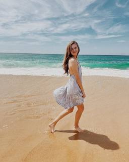 Kelsea Ballerini feet photo thumbnail