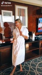 Kelsea Ballerini feet photo thumbnail