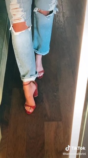 Kelsea Ballerini feet photo thumbnail