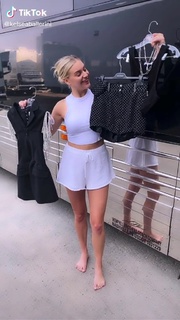 Kelsea Ballerini feet photo thumbnail