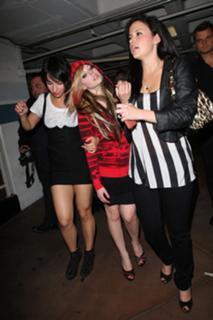 Avril Lavigne feet photo thumbnail