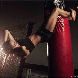 Karolina Kowalkiewicz feet photo thumbnail