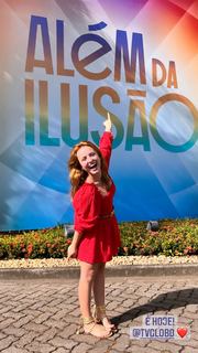 Larissa Manoela feet photo thumbnail